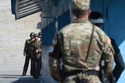 판문점 군사분계선 북한 병사들이 남측 지역을 바라보고 있다. (자료사진)