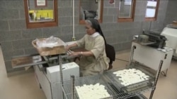 修女为教宗弥撒烘制十万祭饼