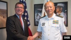 Pejabat Angkatan Laut China, Laksamana Wu Shengli (kanan) saat bertemu Menhan AS Ashton Carter di Pentagon (foto: dok).