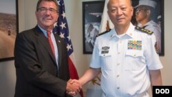 中国海军司令员吴胜利和美国国防部副部长卡特在美国五角大楼会晤后握手（2013年9月11日）