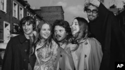 Foto tomada el 6 de octubre de 1967 en la que aparece Scott McKenzie (centro) junto a los Papas y los Mamas en Londres. Son ellos Denny Dhoherty, Michele Gillian, McKenzie, Cass Elliot y John Philips.