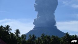 Gunung Ibu memuntahkan asap tebal di Provinsi Maluku Utara. (Foto: PVMBG via AFP)