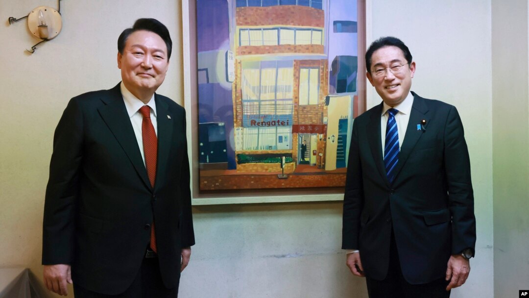 지난해 3월 일본을 방문한 윤석열 한국 대통령이 기시다 후미오 일본 총리와 도쿄 긴자의 식당에서 기념사진 촬영을 하고 있다.