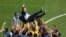 Para pemain timnas Perancis melempar pelatih mereka, Didier Deschamps,&nbsp;ke udara saat merayakan gelar juara Piala Dunia 2018 setelah mengalahkan Kroasia dengan 4-2.