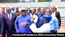 Président Félix Tshisekedi azali kolanda ndimbola ya moko na ba ingénieurs bisika boko na ba gbagba "sauts-de-moutons" bizali kotongama na Kinshasa, le 17 juillet 2019. (facebook/ présidence RDC)