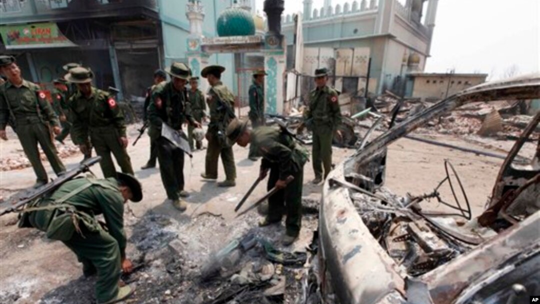 Tentara Burma membersihkan rongsokan mobil yang hancur dalam kerusuhan sektarian di Meikhtila, wilayah Mandalay, sekitar 550 kilometer sebelah utara ibukota Burma, Rangoon (23/3). Tentara Burma mengendalikan situasi di wilayah ini setelah beberapa hari rusuh, dengan terus melakukan patroli.