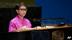 Menteri Luar Negeri Retno Marsudi saat menyampaikan pidatonya dalam Sidang Majelis Umum PBB ke-78 di markas PBB di New York, pada 23 September 2023. (Foto: AP/Mary Altaffer)