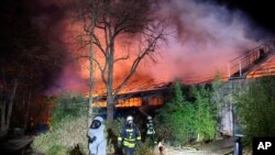 Un incendio en un zoológico en el oeste de Alemania, en los primeros minutos de 2020, mató a más de 30 animales. (Foto AP)