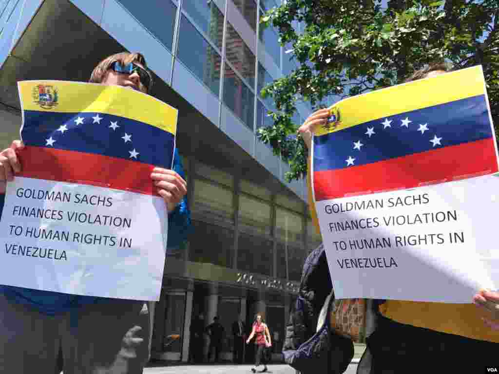 En Nueva York, manifestantes denuncian la decisión de la financiera Goldman Sachs de comprar bonos de la empresa estatal de petróleos venezolana, PDVSA. Foto: Celia Mendoza.