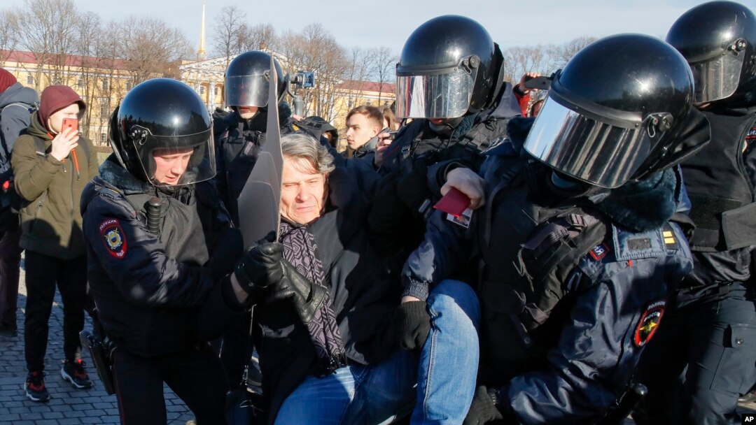 Задержание участника акции протеста против конституционной реформы. Санкт-Петербург, 15 марта 2020