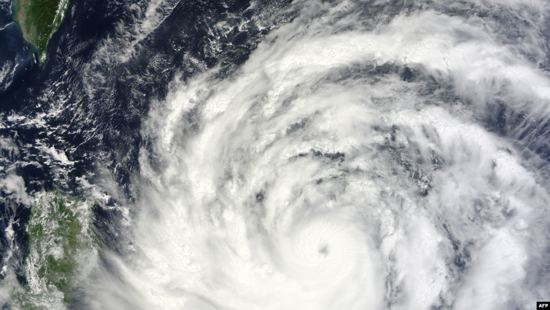 Satelit Terra milik NASA menampilkan gambar Topan Usagi yang bergerak mendekati wilayah Filipina dan selatan Taiwan (19/9). 
