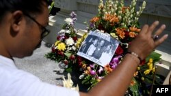 Un balinais en deuil prie devant un mémorial pour les victimes des attentats de Bali de 2002 lors du 17e anniversaire des attentats, à Kuta près de Denpasar sur l'île balnéaire indonésienne de Bali, le 12 octobre 2019 (Photo de SONNY TUMBELAKA / AFP)