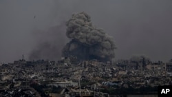 El humo y las explosiones se elevan dentro de la Franja de Gaza, vistos desde el sur de Israel, el 17 de marzo de 2024.