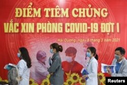 Los trabajadores de la salud esperan su turno mientras Vietnam comienza su lanzamiento oficial de la vacuna contra el coronavirus de AstraZeneca, en el Hospital de Enfermedades Tropicales de Hai Duong, provincia de Hai Du