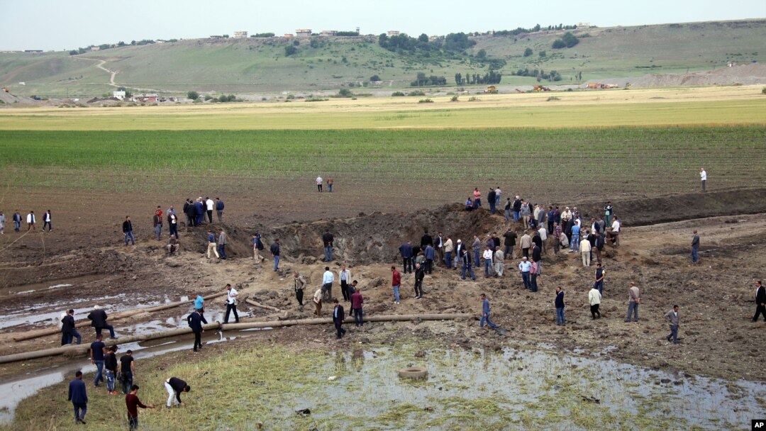 Warga setempat mengamati kerusakan di lokasi terjadinya ledakan di Sarikamis, Diyarbakir, Turki (13/5). 