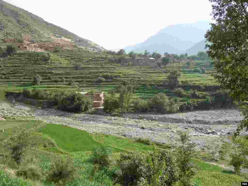 په دي عکس کې دا وړوکی خوړ دواړه هیوادونه جدا کوي. د خوړ اخوا افغانستان او دیخوا پاکستان دی