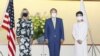 La primera dama Jill Biden se reúne con el primer ministro de Japón, Yoshihide Suga, y su esposa Mariko Suga, antes de la inauguración de los Juegos Olímpicos de Tokio 2020, el 22 de julio de 2021.