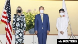 La primera dama Jill Biden se reúne con el primer ministro de Japón, Yoshihide Suga, y su esposa Mariko Suga, antes de la inauguración de los Juegos Olímpicos de Tokio 2020, el 22 de julio de 2021.