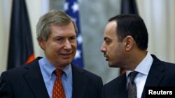 Eklil Hakimi (R), Afghanistan's ambassador to the United States, and James B. Warlick, deputy special representative for Afghanistan and Pakistan, attend a news conference in Kabul, November 15, 2012. 