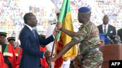 Patrice Talon tient le drapeau national au stade Charles de Gaulle Stadium, Porto-Novo, le 6 avril 2016.