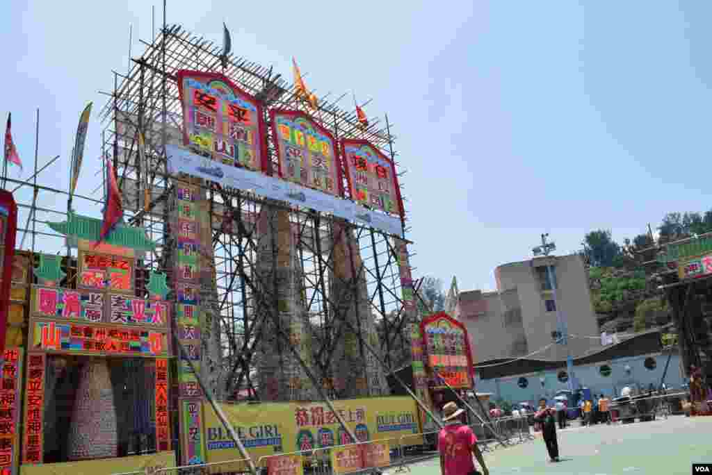 經過連日大雨，飄色巡遊起點北帝廟對開三座大包山的大部份平安包已經發霉。（美國之音湯惠芸攝）