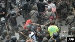 Honduran migrants, part of a caravan heading to the United States, clash with Guatemalan security forces in Vado Hondo, Guatemala, Jan. 17, 2021. 