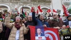 Beaucoup de manifestants brandissaient des portraits d'opposants en détention, comme l'ex-Premier ministre Ali Larayadh, ou comme le juriste Jawhar Ben Mbarek.