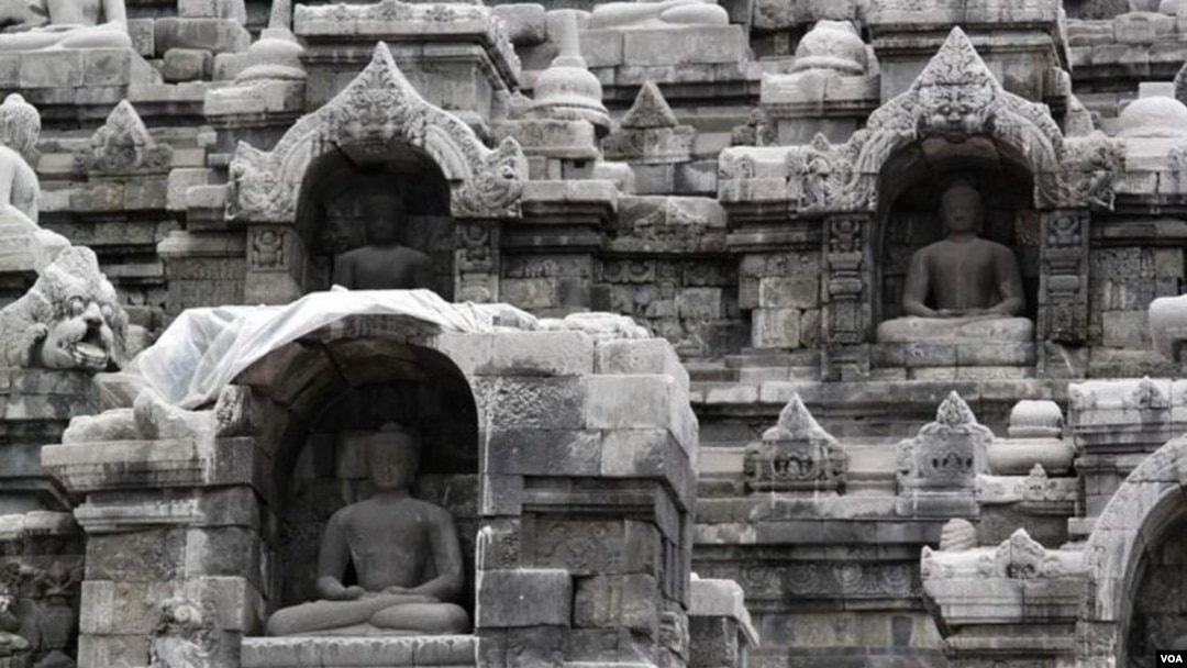Candi Borobudur tertutup abu vulkanik dari Gunung Merapi.