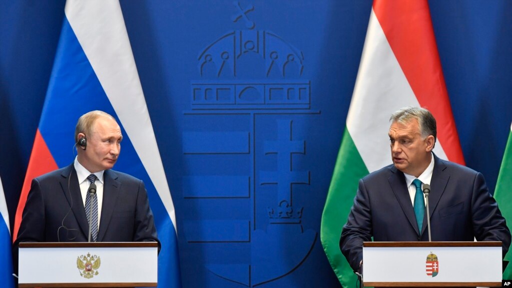 Viktor Orban chịu khuất phục Vladimir Putin cũng dễ hiểu; giống như học trò phục thầy.