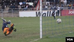 FILE: Usele ebambe umoya unozinti weqembu le Ngezi Platinum Stars uNelson Chadya eselitshayele emambuleni umdlali weqembu le Highlanders uSimon Munawa.