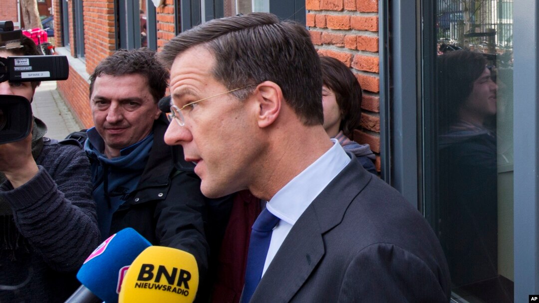 Perdana Menteri Belanda, Mark Ruttememberikan keterangan kepada media seusai pemungutan suara di Den Haag, Belanda (6/4).