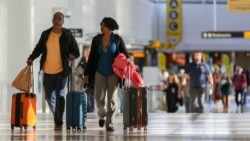 Sejumlah penumpang berjalan melalui area pemesanan tiket di Bandara Internasional Thurgood Marshall di Baltimore, pada 25 November 2024. (Foto: AP/Stephanie Scarbrough)