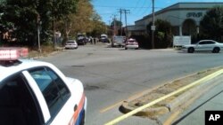 La policía rodea el lugar cerca de Garden City donde un hombre armado baleó a dos personas.