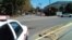 La policía rodea el lugar cerca de Garden City donde un hombre armado baleó a dos personas.