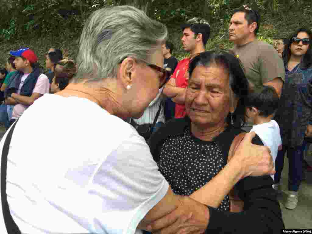 Familiar de víctima de la masacre de &#39;El Junquito&#39;&nbsp; llora en entierro de su ser querido el 20 de enero de 2018 en Caracas, Venezuela.