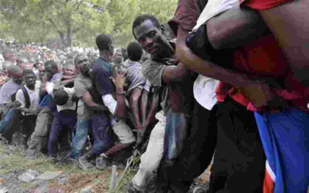 Las autoridades acusan a más de 40 personas de propagar el cólera, varios practicantes del vudú entre ellos, han sido víctimas por violentas manifestaciones desde que comenzó la epidemia.