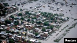La emergencia por las inundaciones en La Plata, Argentina, han dejado centenares de damnificados. 