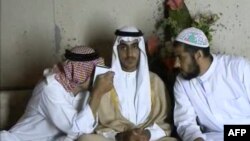 Hamza bin Laden (tengah) dalam foto yang diambil dari gambar video yang dirilis Badan Intelijen Pusat AS (CIA), pada 1 November 2017. (Foto: AFP)