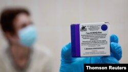 Una enfermera muestra una caja con la vacuna rusa "Sputnik-V" contra la COVID-19 en una clínica de Moscú, el 17 de septiembre de 2020.