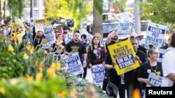 Zdravstveni radnici štrajkuju ispred Medicinskog centra kompanije Kaiser Permanente u Los Angelesu, 4. oktobra 2023. (Foto: Rojters/Aude Guerrucci)