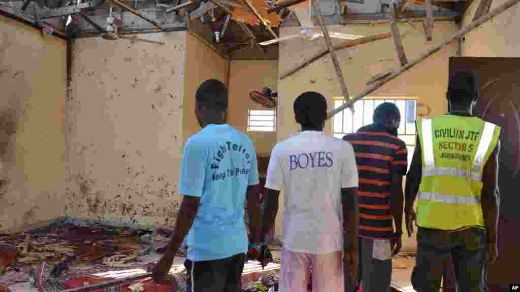 Mutane cikin masallacin da bom ya fashe a Maiduguri Najeriya, 23 Oktoba, 2015.