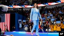 La vicepresidenta de Estados Unidos, Kamala Harris, saluda durante un acto de campaña en Atlanta, el 30 de julio de 2024. 