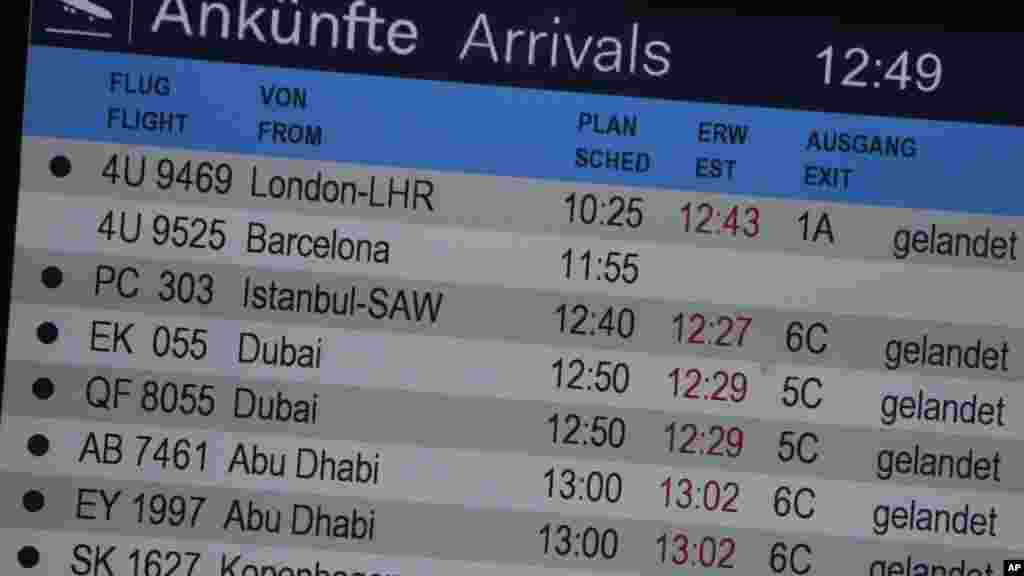 Le registre des arrivées montre le Vol 4U 9525 de Barcelone mauqant d&#39;information sur l&#39;avion de passagers qui transportait plus de 140 personnes écrasé dans la région Alpes françaises, à Düsseldorf, Allemagne, mardi 24 mars 2015.