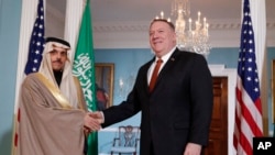 Arxiv surat. Pompeo Saudiya Arabistoni Tashqi ishlar vaziri Farxon al-Saud bilan Vashingtonda ko'rishmoqda, 12-fevral, 2020-yil