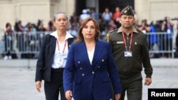 Presiden baru Peru Dina Boluarte tiba untuk berbicara kepada media di Istana Pemerintah, di Lima, Peru 8 Desember 2022. (Foto: via Reuters)