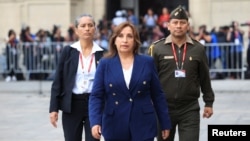 La nueva presidenta de Perú, Dina Boluarte, llega para hablar con los medios de comunicación en el Palacio de Gobierno, en Lima, Perú, el 8 de diciembre de 2022.