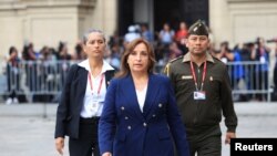 La presidente peruana, Dina Boluarte, frente al Palacio de Gobierno en una imagen de archivo. Foto: Reuters