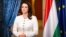 Una fotografía distribuida muestra a la presidenta de Hungría, Katalin Novak, mientras anuncia su dimisión en el palacio presidencial de Budapest el 10 de febrero de 2024.