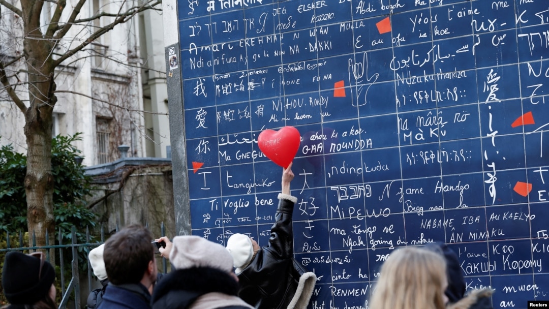 Warga merayakan Hari Valentine di Paris dengan menuliskan ungkapan kasih sayang dalam berbagai bahasa, Senin (14/2). 