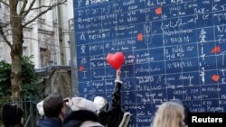 Warga merayakan Hari Valentine di Paris dengan menuliskan ungkapan kasih sayang dalam berbagai bahasa, Senin (14/2). 